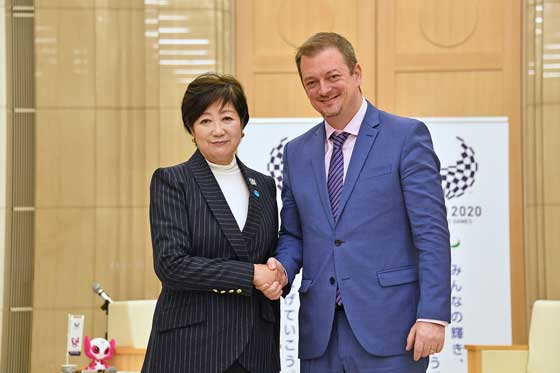Photo of Governor Koike and Mr. Andrew Parsons