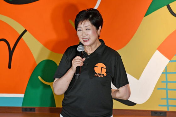 Ping-Pong ba オープニングイベントで挨拶する小池知事の写真